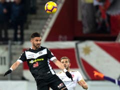 In der Folge liefern sich Lugano mit Armando Sadiku und Thun mit Roy Gelmi einen wahren Cupfight (Bild: KEYSTONE/ANTHONY ANEX)