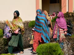 In Sicherheit gebracht: Bewohnerinnen von grenznahen Dörfern suchen in Hatian Bala, 40 Kilometer von Muzafarabad, der Provinzhauptstadt des pakistanischen Kaschmirs, Zuflucht. (Bild: KEYSTONE/AP/M.D. MUGHAL)