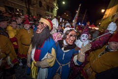 Mit dem Urknall und der Fritschitagwache beginnt die Fasnacht 2019 in Luzern. (Bild: Pius Amrein, Luzern, 28. Februar 2019)