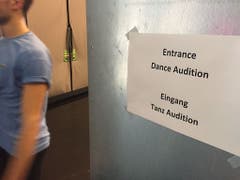 Audition in der St. Galler Lokremise: 750 Tänzerinnen und Tänzer meldeten sich für das Vortanzen für die St. Galler Tanzkompanie. Ein paar Dutzend erhielten die Chance, ihr Können dem neuen Tanzchef Kinsun Chan zu präsentieren. (Keystone-SDA/Nathalie Grand) (Bild: Keystone-SDA/Nathalie Grand)