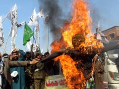 Grosse Wut über Indien: Pakistanische Kundgebungsteilnehmer verbrennen in Peschawar eine Puppe des indischen Premierministers Narendra Modi. (Bild: KEYSTONE/AP/MUHAMMAD SAJJAD)
