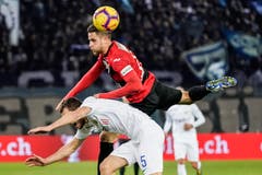 Ein Kampf auf Biegen und Brechen: Saleh Chihadeh des SC Kriens gewinnt das Kopfballduell gegen Zürichs. (Bild: Andy Müller/freshfocus (Zürich, 28. Februar 2019))