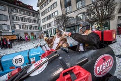 Mit dem Urknall und der Fritschitagwache beginnt die Fasnacht 2019 in Luzern. (Bild: Pius Amrein, Luzern, 28. Februar 2019)