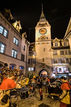 Die Guggenmusik Wäichbächer aus Cham heizt ein. (Bild: Christian H. Hildebrand, (Zug, 28. Februar 2019))