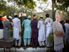 Übergriffen aus der Bevölkerung ausgesetzt: Indische Muslime folgen einer Videoansprache von Premier Narendra Modi in Neu Delhi. (Bild: KEYSTONE/AP/MANISH SWARUP)