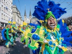 Zuschauerrekord an der Luzerner Fasnacht: 38'000 Personen wollten den Fritschi-Umzug sehen. (Bild: KEYSTONE/EPA KEYSTONE/URS FLUEELER)