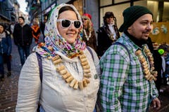 Der Schmutzige Donnerstag in der Stadt Luzern: Farbenfroh, ausgefallen, rüüüdig. (Bild: Philipp Schmidli)