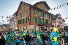 Die Guggenmusik Möblö auf dem Dorfplatz. (Bild: Christian H. Hildebrand, (Unterägeri, 28.Februar 2019))