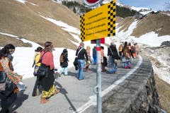 Die Unterschächner Fasnächtler ziehen auf der Klausen-Passstrasse oberhalb von Urigen Richtung Bergli. (Bild: Christof Hirtler, 28. Februar 2019)