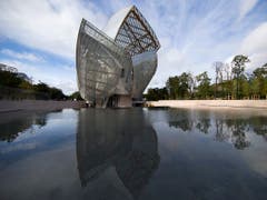 Eine der charakteristischen Bauten von Architekt Frank Gehry: die Louis Vuitton Foundation in Paris. (EPA/IAN LANGSDON) (Bild: KEYSTONE/EPA/IAN LANGSDON)