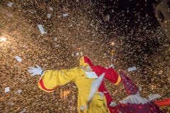 Mit dem Urknall und der Fritschitagwache beginnt die Fasnacht 2019 in Luzern. (Bild: Pius Amrein, Luzern, 28. Februar 2019)