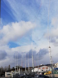 Stangentanz im Wolkenmeer von Frauenfeld. (Bild: Roland Vogt)