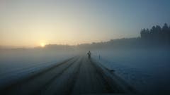 Mit dem "Töffli" auf winterlichen Pfaden unterwegs nach Happerswil. (Bild: Tobias Ebneter)