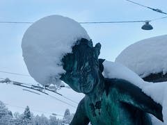 Die Figur des Broderbrunnens mit Schneekappe, aufgenommen in St. Gallen. (Bild: Michele Schneider)