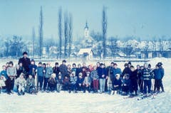 Diese Kinder waren 1956 mit Schlitten und Skiern auf dem Sempachersee unterwegs. (Bild: Stadtarchiv Sempach)