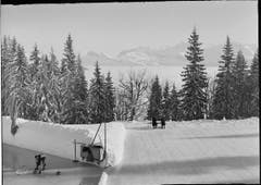 Auch auf Rigi-Kaltbad freute man sich über Eisflächen, wenn auch anderer Art. Im Bild ist die Curlingbahn und der Aussichtsplatz zu sehen. Aufnahme wurde zwischen 189 und 1950 gemacht. (Bild: Kantonale Denkmalpflege Luzern (Emil Goetz))