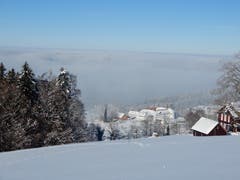 Über dem Nebel das Kloster Notkersegg. (Bild: Irene Weibel)