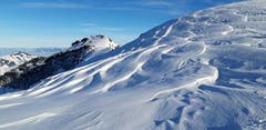 Verwehungen und Tourenspuren im Schnee auf der Klus oberhalb der Ebenalp. (Bild: Klaus Businger)