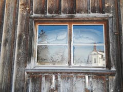 Scheunenfenster mit der wunderschönen Reflektion und dem Kloster Notkersegg ob St. Gallen. (Bild: Viktor Kündig)