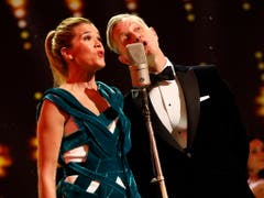 Bei der Eröffnung der Berlinale haben Moderatorin Anke Engelke und Sänger Max Raabe den scheidenden Festivaldirektor Kosslick mit einem Lied begrüsst. (Bild: KEYSTONE/EPA/FELIPE TRUEBA)