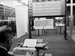 Präsentation einer Anzeigetafel für wechselnde Mitteilungen an Flugplätzen, Bahnhöfen und Börsen mit elektronischer Steuerung und Dateneingabe mit der Schreibmaschine an der 48. Mustermesse im Jahr 1964. (Bild: KEYSTONE/STR)