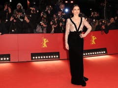 Dass mehr Wettbewerbsfilme unter weiblicher Regie entstanden als bisher, ist für die diesjährige Jurypräsidentin Juliette Binoche «ein guter Schritt nach vorn.» (Bild: KEYSTONE/EPA/HAYOUNG JEON)