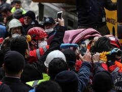 Ein fünfjähriges Mädchen lag nach dem Hauseinsturz in Istanbul im Schutt unter einem grossen Zementbrocken und wurde von den Rettungskräften befreit. (Bild: KEYSTONE/AP/EMRAH GUREL)