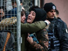 Angehörige bangen nach dem Hauseinsturz in Istanbul um noch vermisste Personen. (Bild: KEYSTONE/AP/EMRAH GUREL)