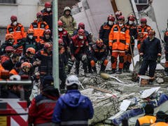 Nach dem Hauseinsturz in Istanbul werden weitere Verschüttete unter den Trümmern vermutet - 13 Menschen wurden bisher gerettet, drei weitere konnten nur noch tot geborgen werden. (Bild: KEYSTONE/AP/EMRAH GUREL)