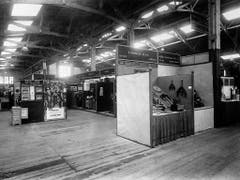 An der Messe präsentieren anfänglich ausschliesslich Schweizer Aussteller ihre Muster. Hier die Halle 3 im Jahr 1918. (Bild: KEYSTONE/A. TEICHMANN)