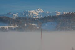 Der Kirchturm-Hahn von Degersheim grüsst den Säntis (Bild: Hans-Jörg Stalder)