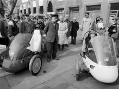 1987 werden an der Mustermesse zwei Solarmobile aus der Schweiz gezeigt. (Bild: KEYSTONE/MICHAEL KUPFERSCHMIDT)
