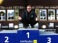 Immer für einen Spass zu haben: Marco Lucchi auf dem Podest beim Skirennen in Adelboden. (Bild: PD)