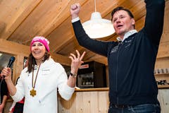 Wendy Holdener mit Swiss-Ski-Präsident Urs Lehmann. (Bild: Jean-Christophe Bott / Keystone)