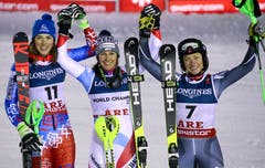 Das Podest: Wendy Holdener (Mitte) gewinnt vor der Slowakin Petra Vlhova (links) und der Norwegerin Ragnhild Mowinckel. (Bild: Marco Trovati / AP)