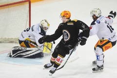 Endstation andro Aeschlimann gegen Lugano-Topskorer Grégory Hofmann. (Bild: Alessandro Crinari, Lugano, 8. Februar 2019)