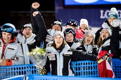 Wendy Holdener feiert mit Teamkolleginnen und dem Service-Team. (Bild: Jean-Christophe Bott / Keystone)
