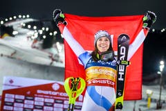 Gold in der WM-Kombination, das ist keine Überraschung: Wendy Holdener mit der Schweizer Fahne. (Bild: Jean-Christophe Bott / Keystone)