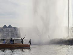 Vom Boot aus serviert Roger Federer später auf den berühmten Springbrunnen «Jet d'eau» (Bild: Keystone/SALVATORE DI NOLFI)