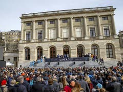 Die rund 1000 Fans in der Genfer Altstadt warteten geduldig, ehe sich Federer und Borg auf dem Balkon zeigten (Bild: Keystone/SALVATORE DI NOLFI)