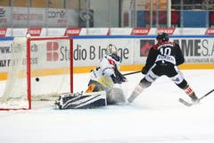Alessio Bertaggia erzielt das Tor zum 1:0 gegen Sandro Aeschlimann. (Bild: Marusca Rezzonico, Lugano, 8. Februar 2019)