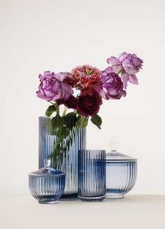 Lichtspiel dank geriffelter Struktur: Die klassische Lyngbyvase wurde bereits 1936 entworfen und nun interpretiert. 34.50 Franken.