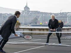 Die beiden Tennis-Legenden liefern sich auf einem improvisierten Hartplatz am Ufer des Genfersees ein paar Ballwechsel (Bild: Keystone/SALVATORE DI NOLFI)