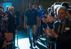 Die Mitglieder von Lindaren Volley Amriswil betreten den Saal. (Bild: Reto Martin)