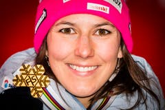 Wendy Holdener mit der WM-Goldmedaille. (Bild: Jean-Christophe Bott / Keystone)