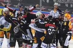 Keilerei zwischen Zugs Dario Simion (Fünfter von rechts) und Giovanni Morini. (Bild: (Bild: Alessandro Crinari, Lugano, 8. Februar 2019)