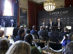 Wieder zurück auf dem Festland stellen sich Roger Federer und Björn Borg im Palais Eynard, dem Repräsentationshaus der Genfer Stadtregierung, den Fragen der Medien (Bild: Keystone/SALVATORE DI NOLFI)
