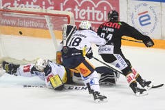 Luganos Jani Lajunen trifft zum 2:0. Sandro Aeschlimann und Dominik Schlumpf sind geschlagen. (Bild: (Bild: Alessandro Crinari, Lugano, 8. Februar 2019)