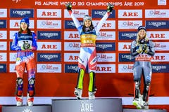 Jubel auf dem Podium: Wendy Holdener (Mitte) vor der Slowakin Petra Vlhova (links) und der Norwegerin Ragnhild Mowinckel. (Bild: Jean-Christophe Bott / Keystone)