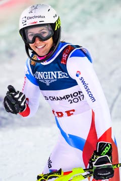 Mit einem Lachen im Ziel: Wendy Holdener. (Bild: Jean-Christophe-Bott / Keystone)